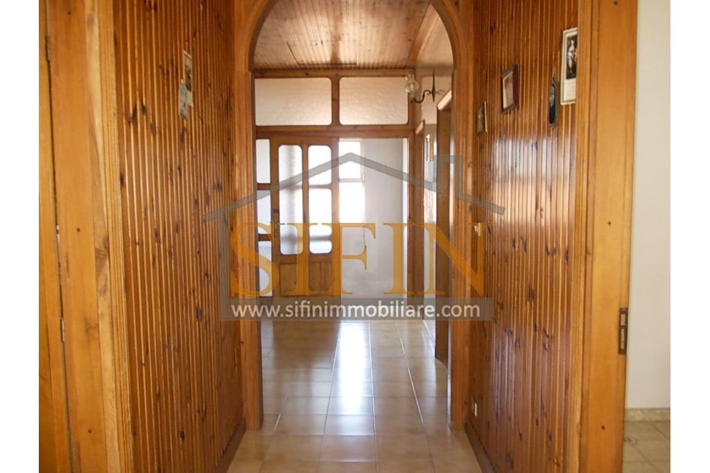 Casa con garage  - Nel cuore di Sant'Angelo all'Esca, nel suggestivo scenario del centro storico, proponiamo in vendita un'esclusiva casa singola di 200 mq complessivi, disposta su due livelli.