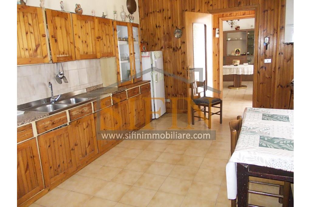 Casa con garage  - Nel cuore di Sant'Angelo all'Esca, nel suggestivo scenario del centro storico, proponiamo in vendita un'esclusiva casa singola di 200 mq complessivi, disposta su due livelli.