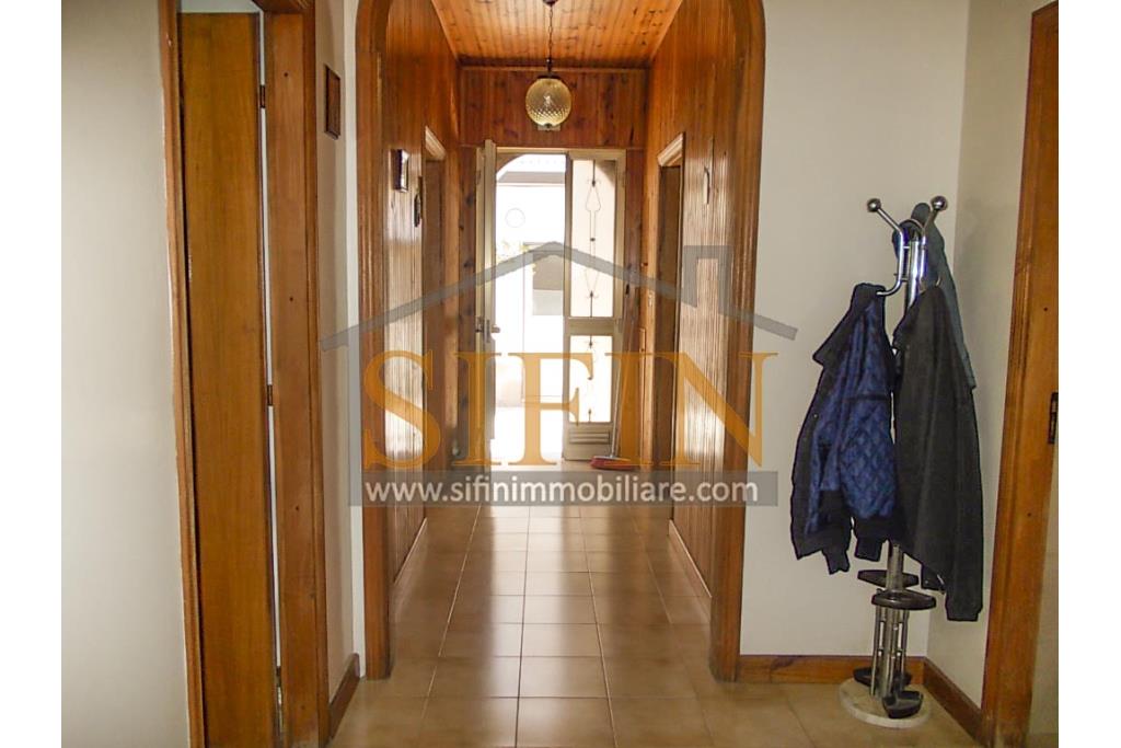 Casa con garage  - Nel cuore di Sant'Angelo all'Esca, nel suggestivo scenario del centro storico, proponiamo in vendita un'esclusiva casa singola di 200 mq complessivi, disposta su due livelli.