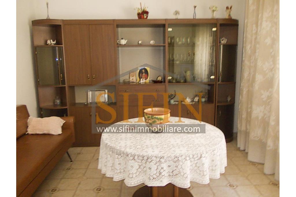 Casa con garage  - Nel cuore di Sant'Angelo all'Esca, nel suggestivo scenario del centro storico, proponiamo in vendita un'esclusiva casa singola di 200 mq complessivi, disposta su due livelli.