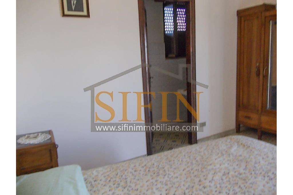 Casa con garage  - Nel cuore di Sant'Angelo all'Esca, nel suggestivo scenario del centro storico, proponiamo in vendita un'esclusiva casa singola di 200 mq complessivi, disposta su due livelli.