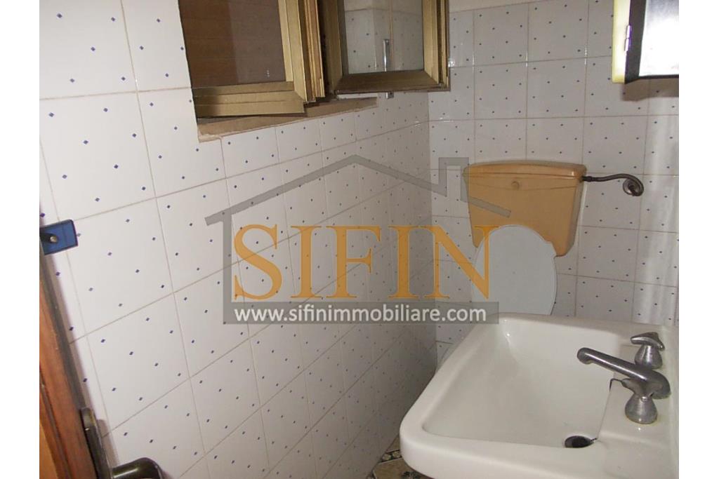 Casa con garage  - Nel cuore di Sant'Angelo all'Esca, nel suggestivo scenario del centro storico, proponiamo in vendita un'esclusiva casa singola di 200 mq complessivi, disposta su due livelli.