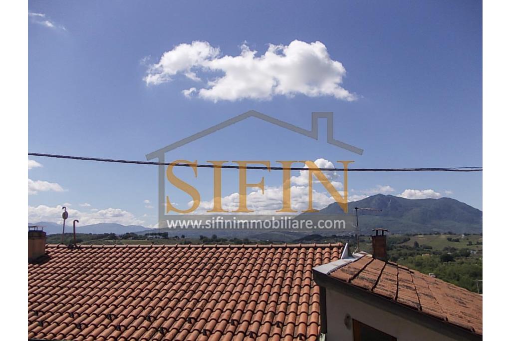 Casa con garage  - Nel cuore di Sant'Angelo all'Esca, nel suggestivo scenario del centro storico, proponiamo in vendita un'esclusiva casa singola di 200 mq complessivi, disposta su due livelli.