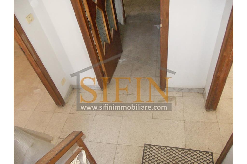 Casa con garage  - Nel cuore di Sant'Angelo all'Esca, nel suggestivo scenario del centro storico, proponiamo in vendita un'esclusiva casa singola di 200 mq complessivi, disposta su due livelli.