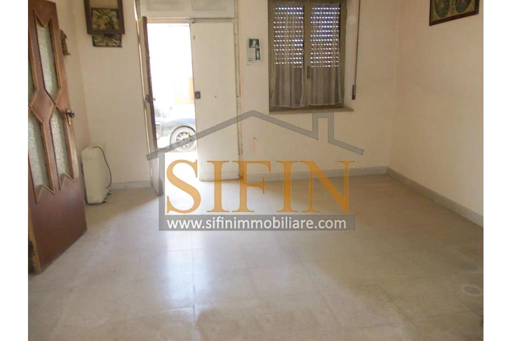 Casa con garage  - Nel cuore di Sant'Angelo all'Esca, nel suggestivo scenario del centro storico, proponiamo in vendita un'esclusiva casa singola di 200 mq complessivi, disposta su due livelli.