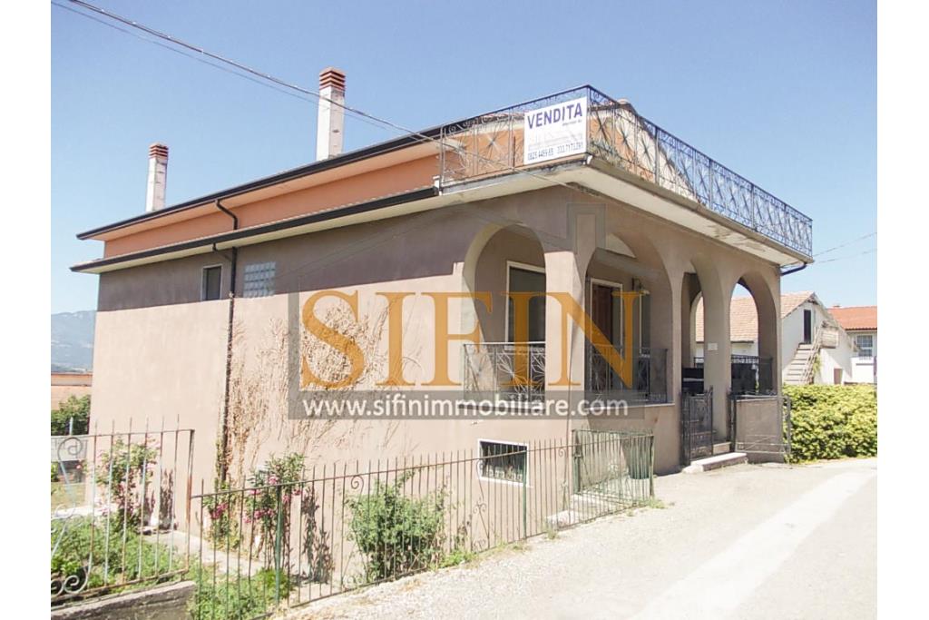 Villa con Giardino - A Villamaina, a soli 300 metri da Piazza Risorgimento, proponiamo in vendita una villa indipendente disposta su tre livelli, di complessivi mq. 300,00 oltre giardino di mq. 350,00 ca. ideale per chi � alla ricerca di ampi spazi e di una soluzione abitativa versatile.