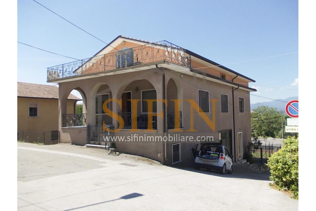 Villa con Giardino - A Villamaina, a soli 300 metri da Piazza Risorgimento, proponiamo in vendita una villa indipendente disposta su tre livelli, di complessivi mq. 300,00 oltre giardino di mq. 350,00 ca. ideale per chi � alla ricerca di ampi spazi e di una soluzione abitativa versatile.
