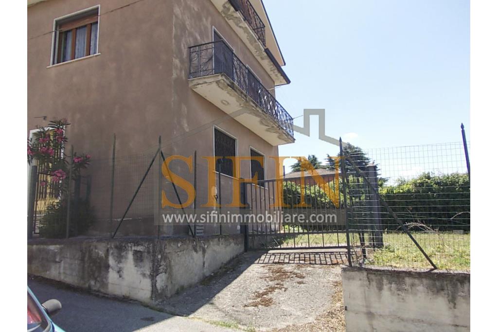 Villa con Giardino - A Villamaina, a soli 300 metri da Piazza Risorgimento, proponiamo in vendita una villa indipendente disposta su tre livelli, di complessivi mq. 300,00 oltre giardino di mq. 350,00 ca. ideale per chi � alla ricerca di ampi spazi e di una soluzione abitativa versatile.