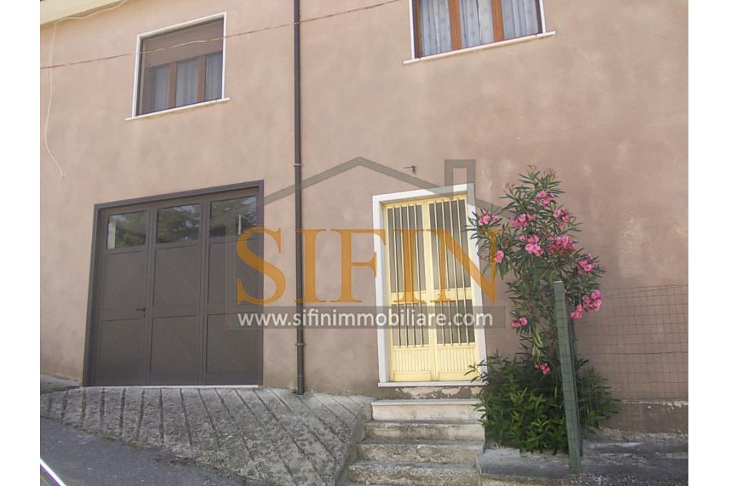 Villa con Giardino - A Villamaina, a soli 300 metri da Piazza Risorgimento, proponiamo in vendita una villa indipendente disposta su tre livelli, di complessivi mq. 300,00 oltre giardino di mq. 350,00 ca. ideale per chi � alla ricerca di ampi spazi e di una soluzione abitativa versatile.