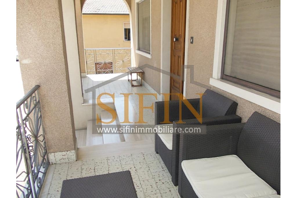 Villa con Giardino - A Villamaina, a soli 300 metri da Piazza Risorgimento, proponiamo in vendita una villa indipendente disposta su tre livelli, di complessivi mq. 300,00 oltre giardino di mq. 350,00 ca. ideale per chi � alla ricerca di ampi spazi e di una soluzione abitativa versatile.