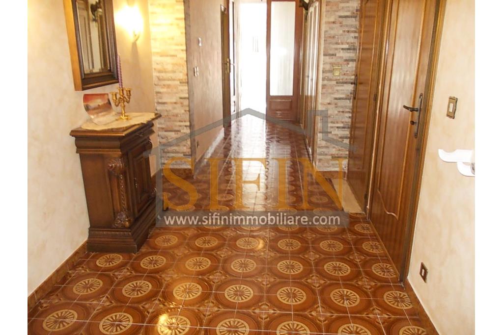 Villa con Giardino - A Villamaina, a soli 300 metri da Piazza Risorgimento, proponiamo in vendita una villa indipendente disposta su tre livelli, di complessivi mq. 300,00 oltre giardino di mq. 350,00 ca. ideale per chi � alla ricerca di ampi spazi e di una soluzione abitativa versatile.