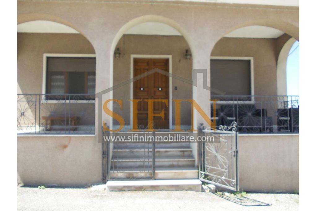 Villa con Giardino - A Villamaina, a soli 300 metri da Piazza Risorgimento, proponiamo in vendita una villa indipendente disposta su tre livelli, di complessivi mq. 300,00 oltre giardino di mq. 350,00 ca. ideale per chi � alla ricerca di ampi spazi e di una soluzione abitativa versatile.