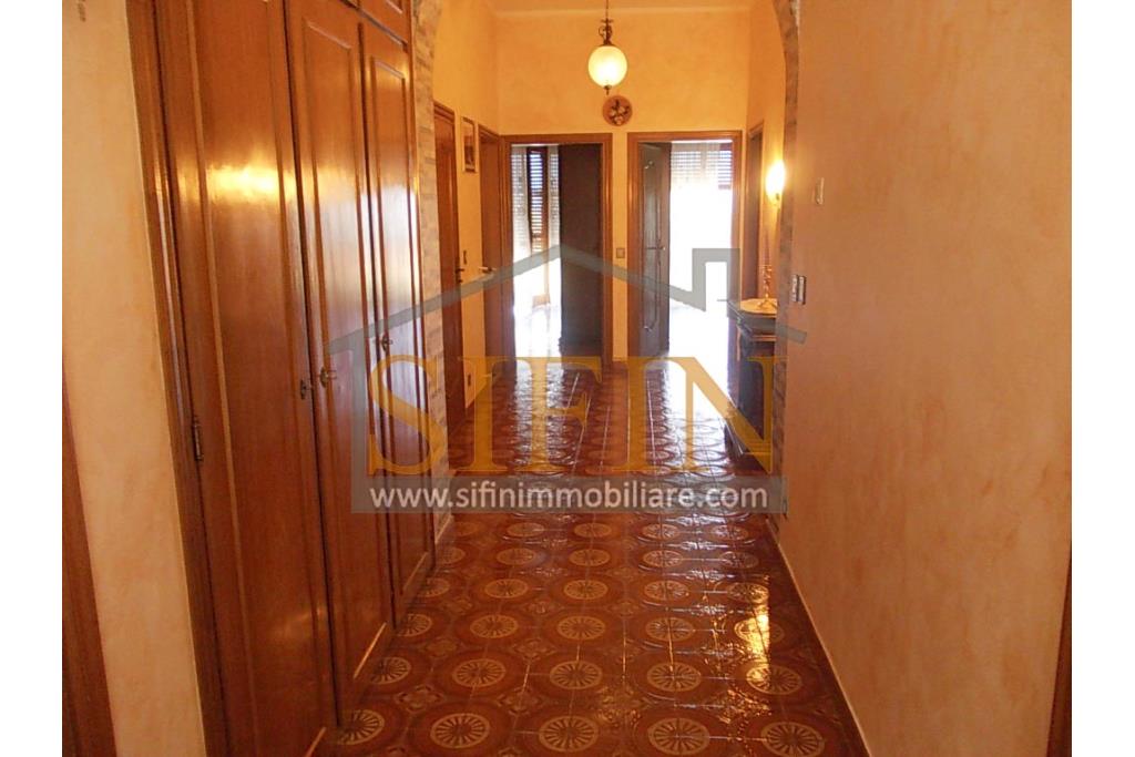 Villa con Giardino - A Villamaina, a soli 300 metri da Piazza Risorgimento, proponiamo in vendita una villa indipendente disposta su tre livelli, di complessivi mq. 300,00 oltre giardino di mq. 350,00 ca. ideale per chi � alla ricerca di ampi spazi e di una soluzione abitativa versatile.