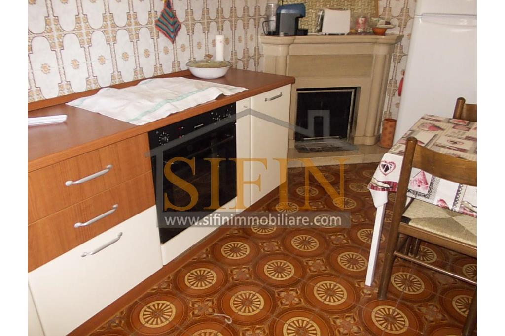 Villa con Giardino - A Villamaina, a soli 300 metri da Piazza Risorgimento, proponiamo in vendita una villa indipendente disposta su tre livelli, di complessivi mq. 300,00 oltre giardino di mq. 350,00 ca. ideale per chi � alla ricerca di ampi spazi e di una soluzione abitativa versatile.