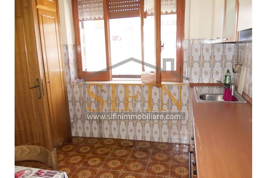 Villa con Giardino - A Villamaina, a soli 300 metri da Piazza Risorgimento, proponiamo in vendita una villa indipendente disposta su tre livelli, di complessivi mq. 300,00 oltre giardino di mq. 350,00 ca. ideale per chi � alla ricerca di ampi spazi e di una soluzione abitativa versatile.