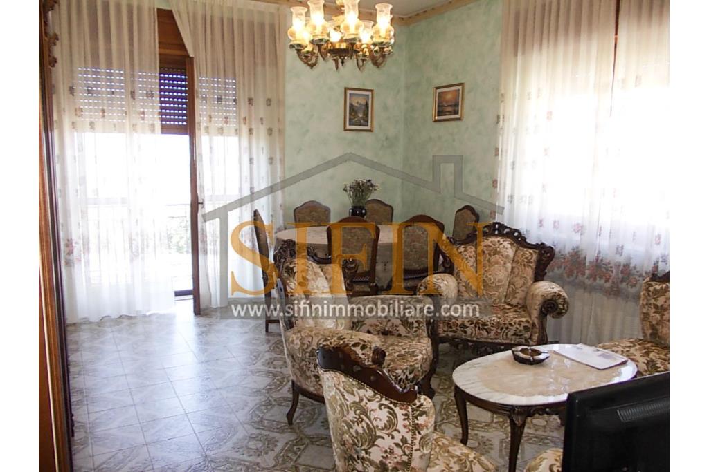Villa con Giardino - A Villamaina, a soli 300 metri da Piazza Risorgimento, proponiamo in vendita una villa indipendente disposta su tre livelli, di complessivi mq. 300,00 oltre giardino di mq. 350,00 ca. ideale per chi � alla ricerca di ampi spazi e di una soluzione abitativa versatile.