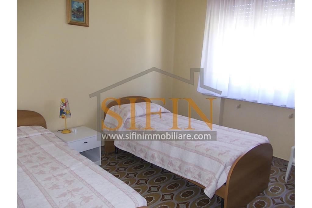 Villa con Giardino - A Villamaina, a soli 300 metri da Piazza Risorgimento, proponiamo in vendita una villa indipendente disposta su tre livelli, di complessivi mq. 300,00 oltre giardino di mq. 350,00 ca. ideale per chi � alla ricerca di ampi spazi e di una soluzione abitativa versatile.