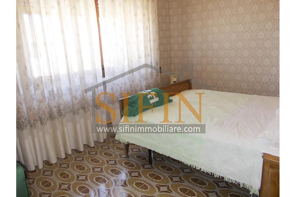 Villa con Giardino - A Villamaina, a soli 300 metri da Piazza Risorgimento, proponiamo in vendita una villa indipendente disposta su tre livelli, di complessivi mq. 300,00 oltre giardino di mq. 350,00 ca. ideale per chi � alla ricerca di ampi spazi e di una soluzione abitativa versatile.