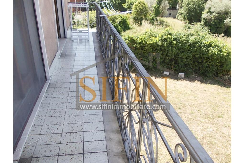 Villa con Giardino - A Villamaina, a soli 300 metri da Piazza Risorgimento, proponiamo in vendita una villa indipendente disposta su tre livelli, di complessivi mq. 300,00 oltre giardino di mq. 350,00 ca. ideale per chi � alla ricerca di ampi spazi e di una soluzione abitativa versatile.
