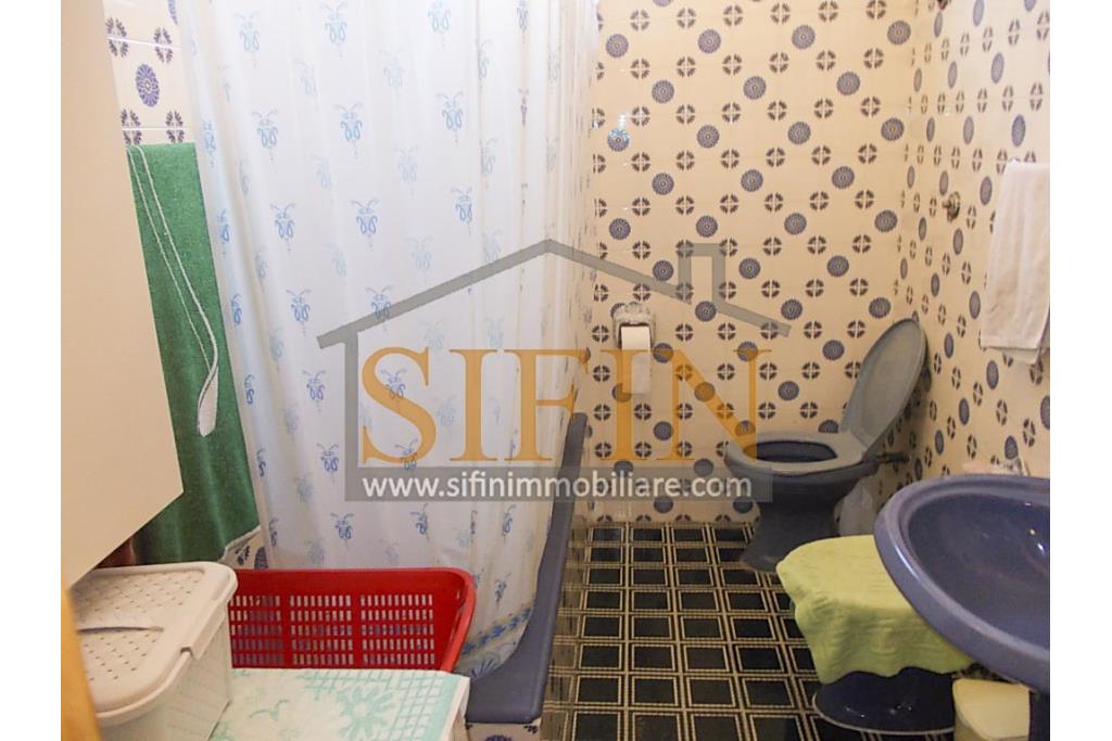 Villa con Giardino - A Villamaina, a soli 300 metri da Piazza Risorgimento, proponiamo in vendita una villa indipendente disposta su tre livelli, di complessivi mq. 300,00 oltre giardino di mq. 350,00 ca. ideale per chi � alla ricerca di ampi spazi e di una soluzione abitativa versatile.