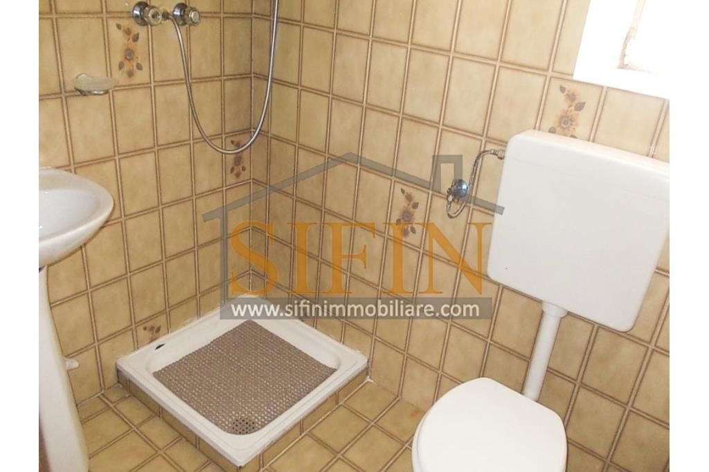 Villa con Giardino - A Villamaina, a soli 300 metri da Piazza Risorgimento, proponiamo in vendita una villa indipendente disposta su tre livelli, di complessivi mq. 300,00 oltre giardino di mq. 350,00 ca. ideale per chi � alla ricerca di ampi spazi e di una soluzione abitativa versatile.