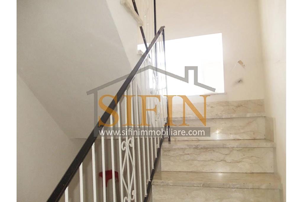 Villa con Giardino - A Villamaina, a soli 300 metri da Piazza Risorgimento, proponiamo in vendita una villa indipendente disposta su tre livelli, di complessivi mq. 300,00 oltre giardino di mq. 350,00 ca. ideale per chi � alla ricerca di ampi spazi e di una soluzione abitativa versatile.