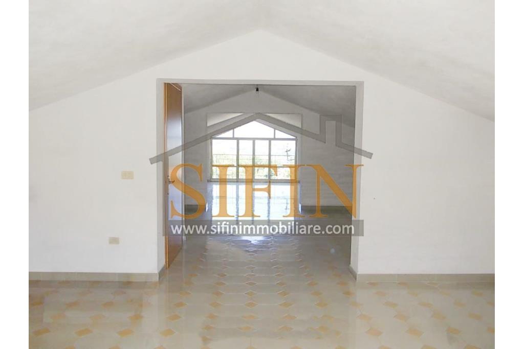 Villa con Giardino - A Villamaina, a soli 300 metri da Piazza Risorgimento, proponiamo in vendita una villa indipendente disposta su tre livelli, di complessivi mq. 300,00 oltre giardino di mq. 350,00 ca. ideale per chi � alla ricerca di ampi spazi e di una soluzione abitativa versatile.