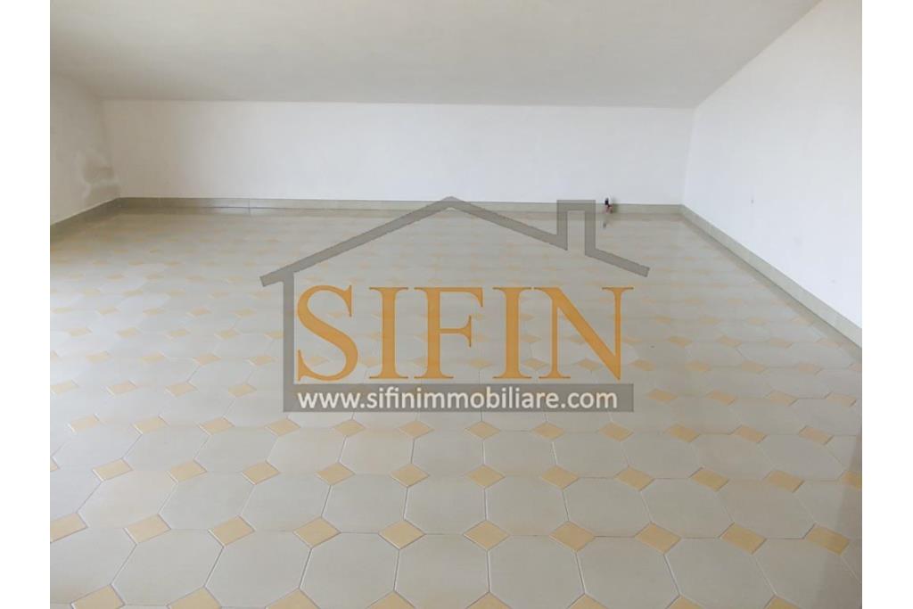 Villa con Giardino - A Villamaina, a soli 300 metri da Piazza Risorgimento, proponiamo in vendita una villa indipendente disposta su tre livelli, di complessivi mq. 300,00 oltre giardino di mq. 350,00 ca. ideale per chi � alla ricerca di ampi spazi e di una soluzione abitativa versatile.