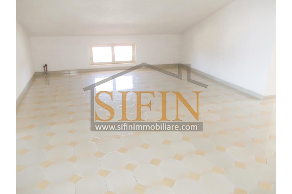 Villa con Giardino - A Villamaina, a soli 300 metri da Piazza Risorgimento, proponiamo in vendita una villa indipendente disposta su tre livelli, di complessivi mq. 300,00 oltre giardino di mq. 350,00 ca. ideale per chi � alla ricerca di ampi spazi e di una soluzione abitativa versatile.