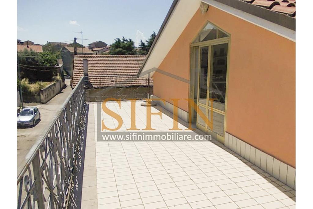 Villa con Giardino - A Villamaina, a soli 300 metri da Piazza Risorgimento, proponiamo in vendita una villa indipendente disposta su tre livelli, di complessivi mq. 300,00 oltre giardino di mq. 350,00 ca. ideale per chi � alla ricerca di ampi spazi e di una soluzione abitativa versatile.