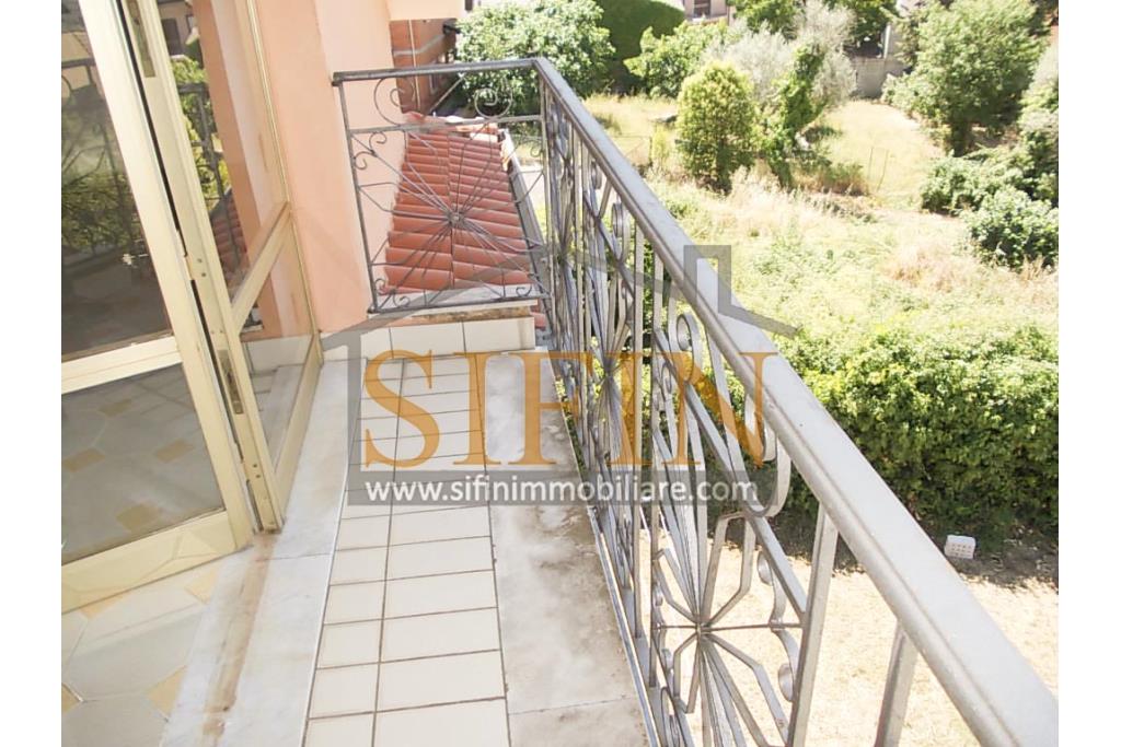 Villa con Giardino - A Villamaina, a soli 300 metri da Piazza Risorgimento, proponiamo in vendita una villa indipendente disposta su tre livelli, di complessivi mq. 300,00 oltre giardino di mq. 350,00 ca. ideale per chi � alla ricerca di ampi spazi e di una soluzione abitativa versatile.