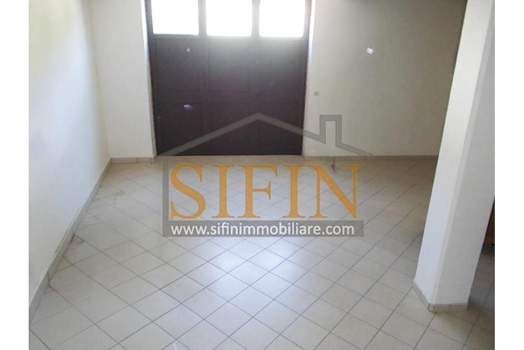 Villa con Giardino - A Villamaina, a soli 300 metri da Piazza Risorgimento, proponiamo in vendita una villa indipendente disposta su tre livelli, di complessivi mq. 300,00 oltre giardino di mq. 350,00 ca. ideale per chi � alla ricerca di ampi spazi e di una soluzione abitativa versatile.