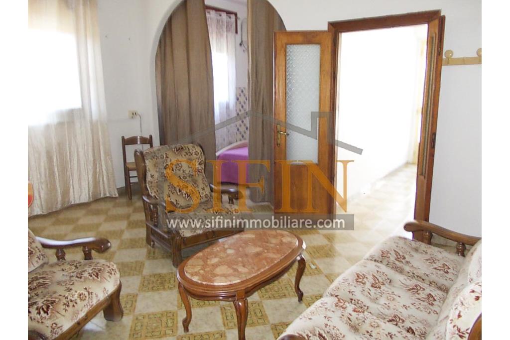 Villa con Giardino - A Villamaina, a soli 300 metri da Piazza Risorgimento, proponiamo in vendita una villa indipendente disposta su tre livelli, di complessivi mq. 300,00 oltre giardino di mq. 350,00 ca. ideale per chi � alla ricerca di ampi spazi e di una soluzione abitativa versatile.