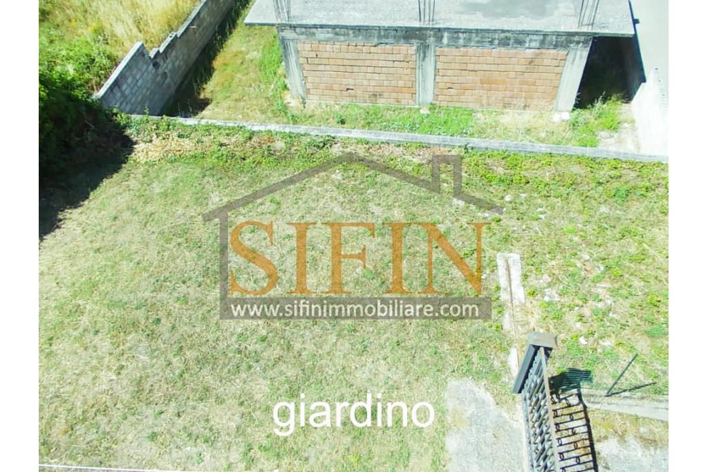 Villa con Giardino - A Villamaina, a soli 300 metri da Piazza Risorgimento, proponiamo in vendita una villa indipendente disposta su tre livelli, di complessivi mq. 300,00 oltre giardino di mq. 350,00 ca. ideale per chi � alla ricerca di ampi spazi e di una soluzione abitativa versatile.