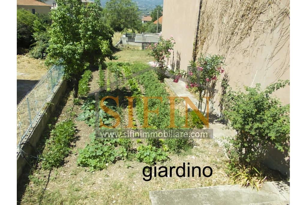 Villa con Giardino - A Villamaina, a soli 300 metri da Piazza Risorgimento, proponiamo in vendita una villa indipendente disposta su tre livelli, di complessivi mq. 300,00 oltre giardino di mq. 350,00 ca. ideale per chi � alla ricerca di ampi spazi e di una soluzione abitativa versatile.