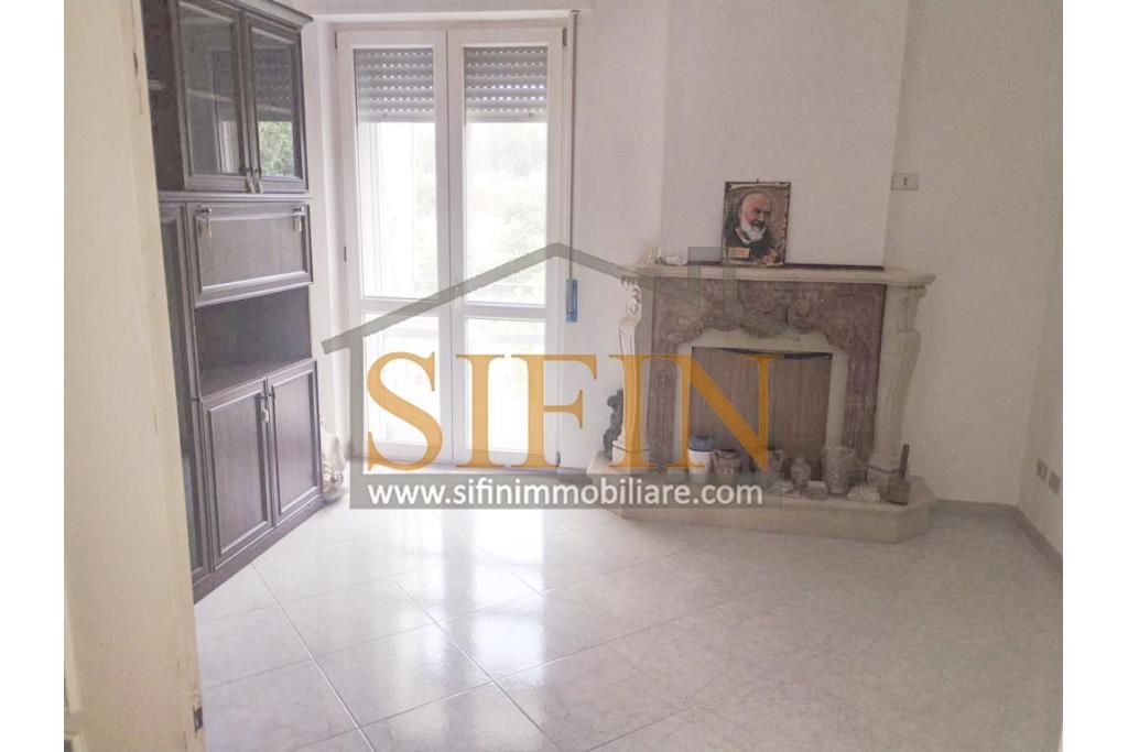Appartamento con garage - Fontanarosa � Rione Matteotti, nella prima periferia del paese, proponiamo in vendita un pratico e luminoso appartamento di mq. 94,00 ca. situato al secondo piano di una piccola palazzina composta da soli 4 appartamenti.