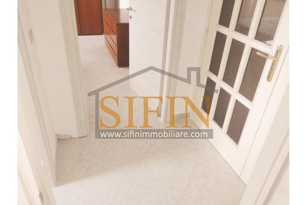 Appartamento con garage - Fontanarosa � Rione Matteotti, nella prima periferia del paese, proponiamo in vendita un pratico e luminoso appartamento di mq. 94,00 ca. situato al secondo piano di una piccola palazzina composta da soli 4 appartamenti.