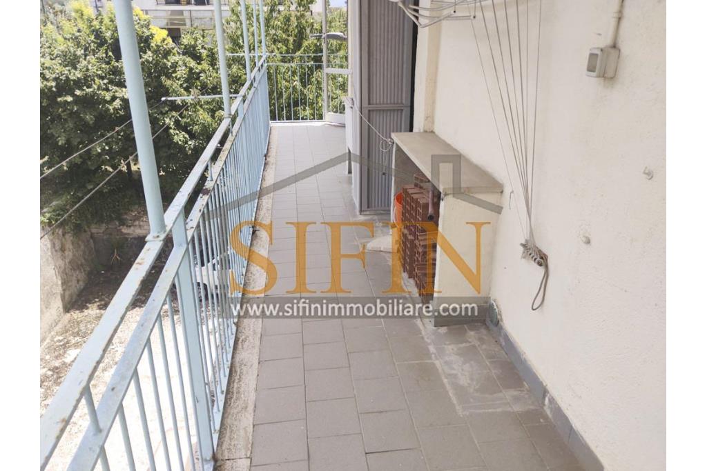 Appartamento con garage - Fontanarosa � Rione Matteotti, nella prima periferia del paese, proponiamo in vendita un pratico e luminoso appartamento di mq. 94,00 ca. situato al secondo piano di una piccola palazzina composta da soli 4 appartamenti.