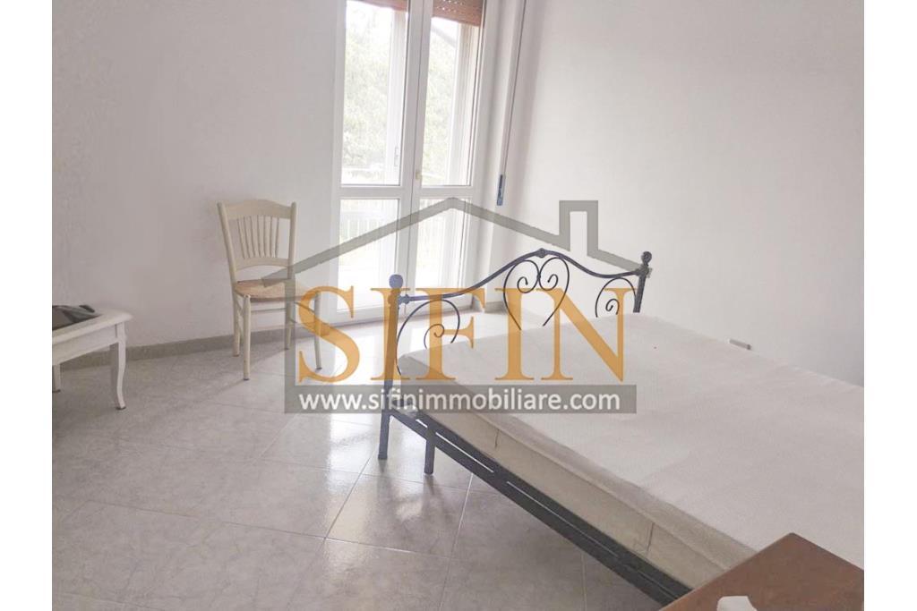 Appartamento con garage - Fontanarosa � Rione Matteotti, nella prima periferia del paese, proponiamo in vendita un pratico e luminoso appartamento di mq. 94,00 ca. situato al secondo piano di una piccola palazzina composta da soli 4 appartamenti.