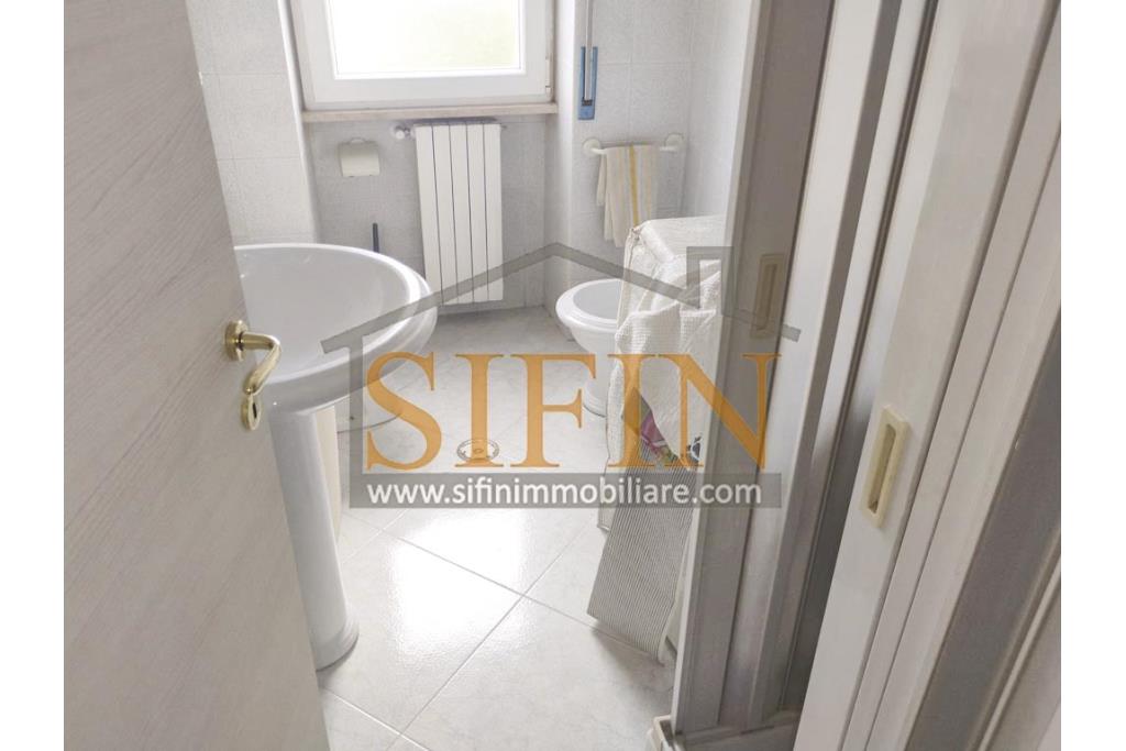 Appartamento con garage - Fontanarosa � Rione Matteotti, nella prima periferia del paese, proponiamo in vendita un pratico e luminoso appartamento di mq. 94,00 ca. situato al secondo piano di una piccola palazzina composta da soli 4 appartamenti.