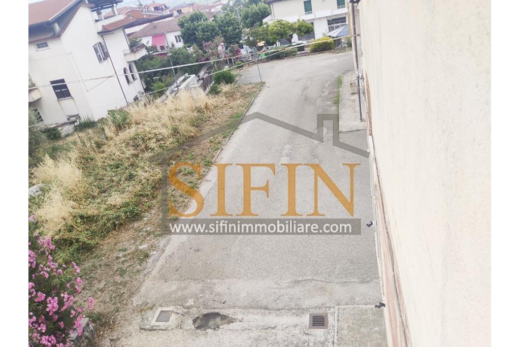 Appartamento con garage - Fontanarosa � Rione Matteotti, nella prima periferia del paese, proponiamo in vendita un pratico e luminoso appartamento di mq. 94,00 ca. situato al secondo piano di una piccola palazzina composta da soli 4 appartamenti.