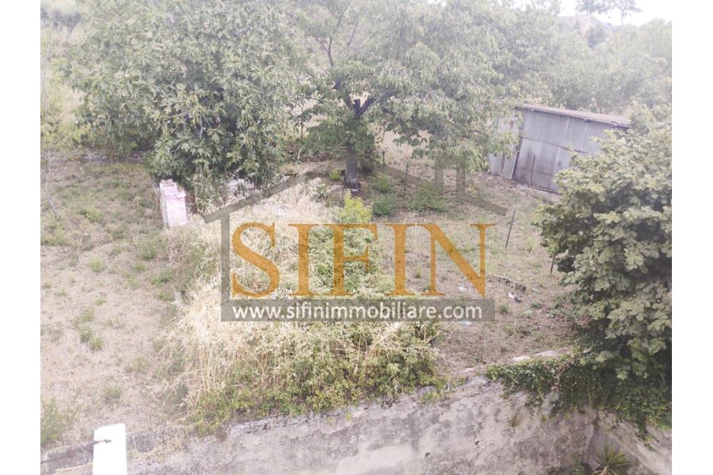 Appartamento con garage - Fontanarosa � Rione Matteotti, nella prima periferia del paese, proponiamo in vendita un pratico e luminoso appartamento di mq. 94,00 ca. situato al secondo piano di una piccola palazzina composta da soli 4 appartamenti.