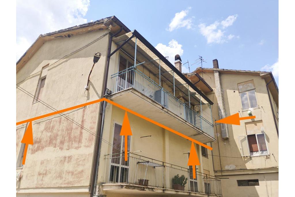 Appartamento con garage - Fontanarosa � Rione Matteotti, nella prima periferia del paese, proponiamo in vendita un pratico e luminoso appartamento di mq. 94,00 ca. situato al secondo piano di una piccola palazzina composta da soli 4 appartamenti.