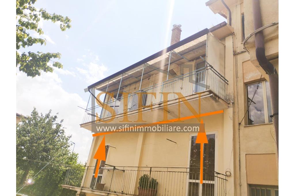 Appartamento con garage - Fontanarosa � Rione Matteotti, nella prima periferia del paese, proponiamo in vendita un pratico e luminoso appartamento di mq. 94,00 ca. situato al secondo piano di una piccola palazzina composta da soli 4 appartamenti.