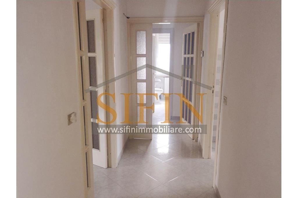 Appartamento con garage - Fontanarosa � Rione Matteotti, nella prima periferia del paese, proponiamo in vendita un pratico e luminoso appartamento di mq. 94,00 ca. situato al secondo piano di una piccola palazzina composta da soli 4 appartamenti.