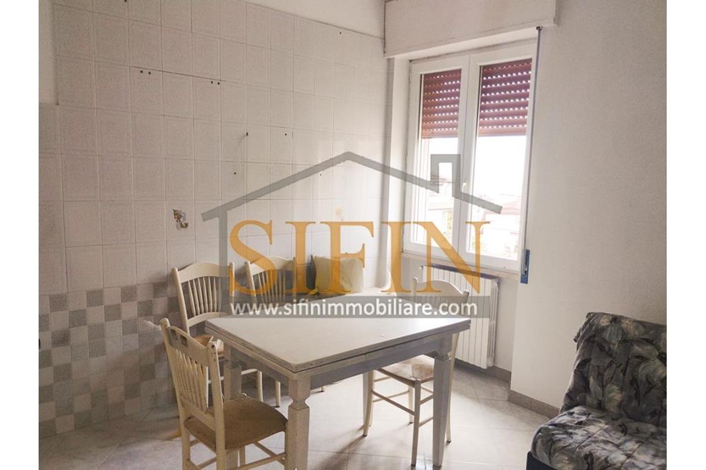 Appartamento con garage - Fontanarosa � Rione Matteotti, nella prima periferia del paese, proponiamo in vendita un pratico e luminoso appartamento di mq. 94,00 ca. situato al secondo piano di una piccola palazzina composta da soli 4 appartamenti.