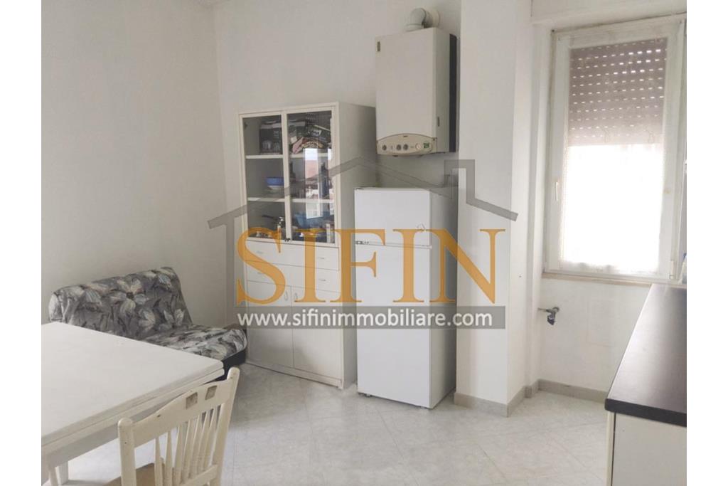 Appartamento con garage - Fontanarosa � Rione Matteotti, nella prima periferia del paese, proponiamo in vendita un pratico e luminoso appartamento di mq. 94,00 ca. situato al secondo piano di una piccola palazzina composta da soli 4 appartamenti.