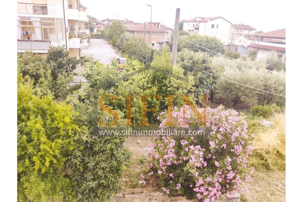 Appartamento con garage - Fontanarosa � Rione Matteotti, nella prima periferia del paese, proponiamo in vendita un pratico e luminoso appartamento di mq. 94,00 ca. situato al secondo piano di una piccola palazzina composta da soli 4 appartamenti.