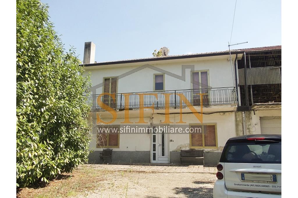 Casa con Giardino - Casa semi-indipendente con giardino � Contrada Bosco di Montagliano In posizione tranquilla e panoramica, immersa nel verde ma comodamente collegata, a soli 20 minuti dal casello autostradale A16 di Grottaminarda, proponiamo in vendita una casa semi-indipendente di mq. 220,00 ca. con corte e giardino privato di mq. 650,00 ca.