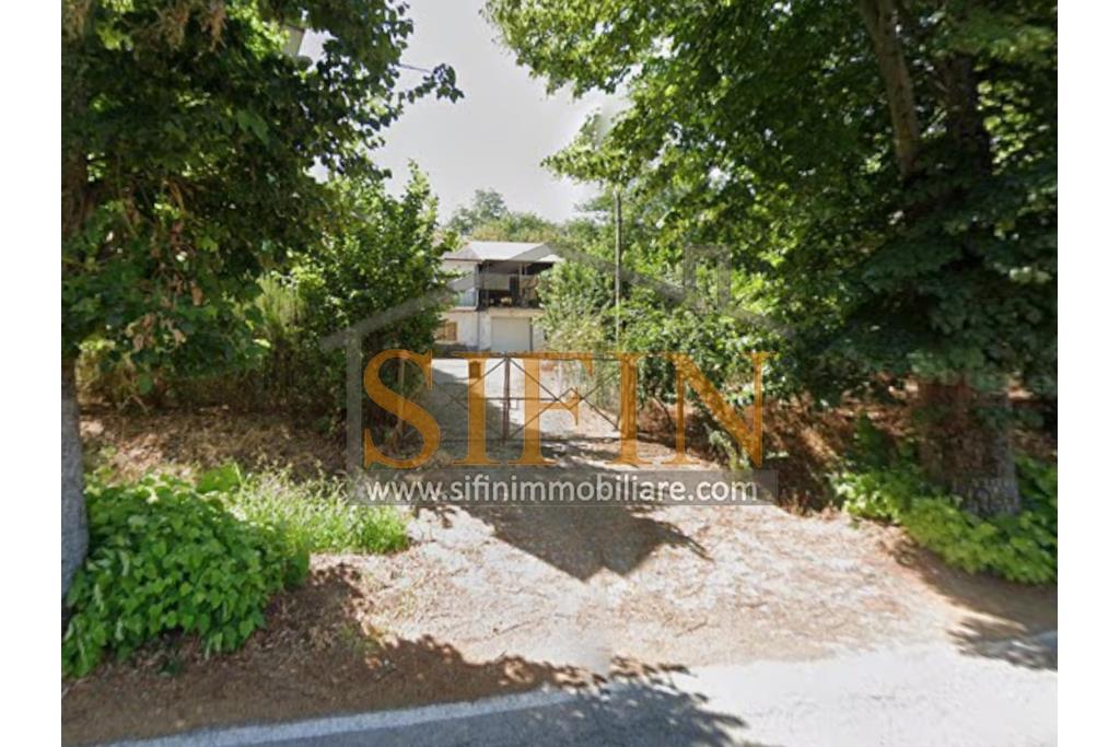 Casa con Giardino - Casa semi-indipendente con giardino � Contrada Bosco di Montagliano In posizione tranquilla e panoramica, immersa nel verde ma comodamente collegata, a soli 20 minuti dal casello autostradale A16 di Grottaminarda, proponiamo in vendita una casa semi-indipendente di mq. 220,00 ca. con corte e giardino privato di mq. 650,00 ca.